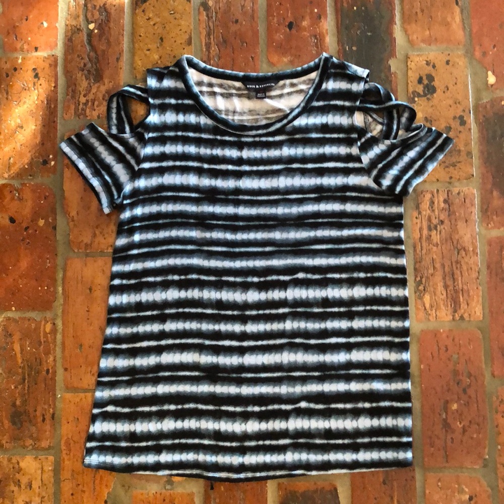 Rock & Republic tie dyed cross cold shoulder tee szM